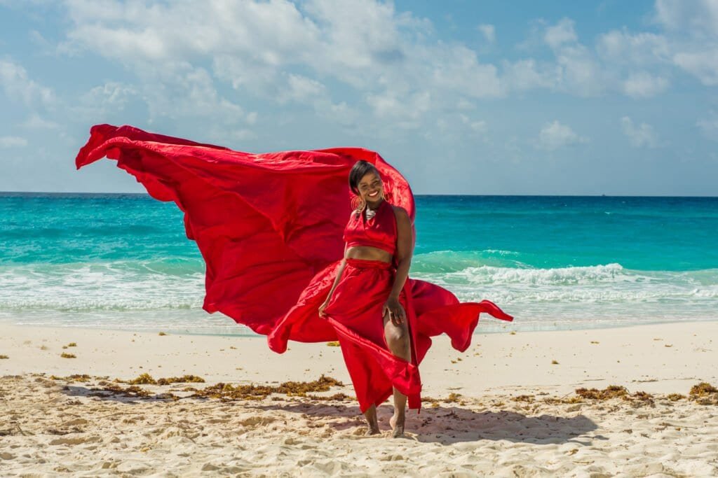 Sesión de fotos Flying Dress rojo en la playa de la isla de Cozumel por Pro Art Photographers