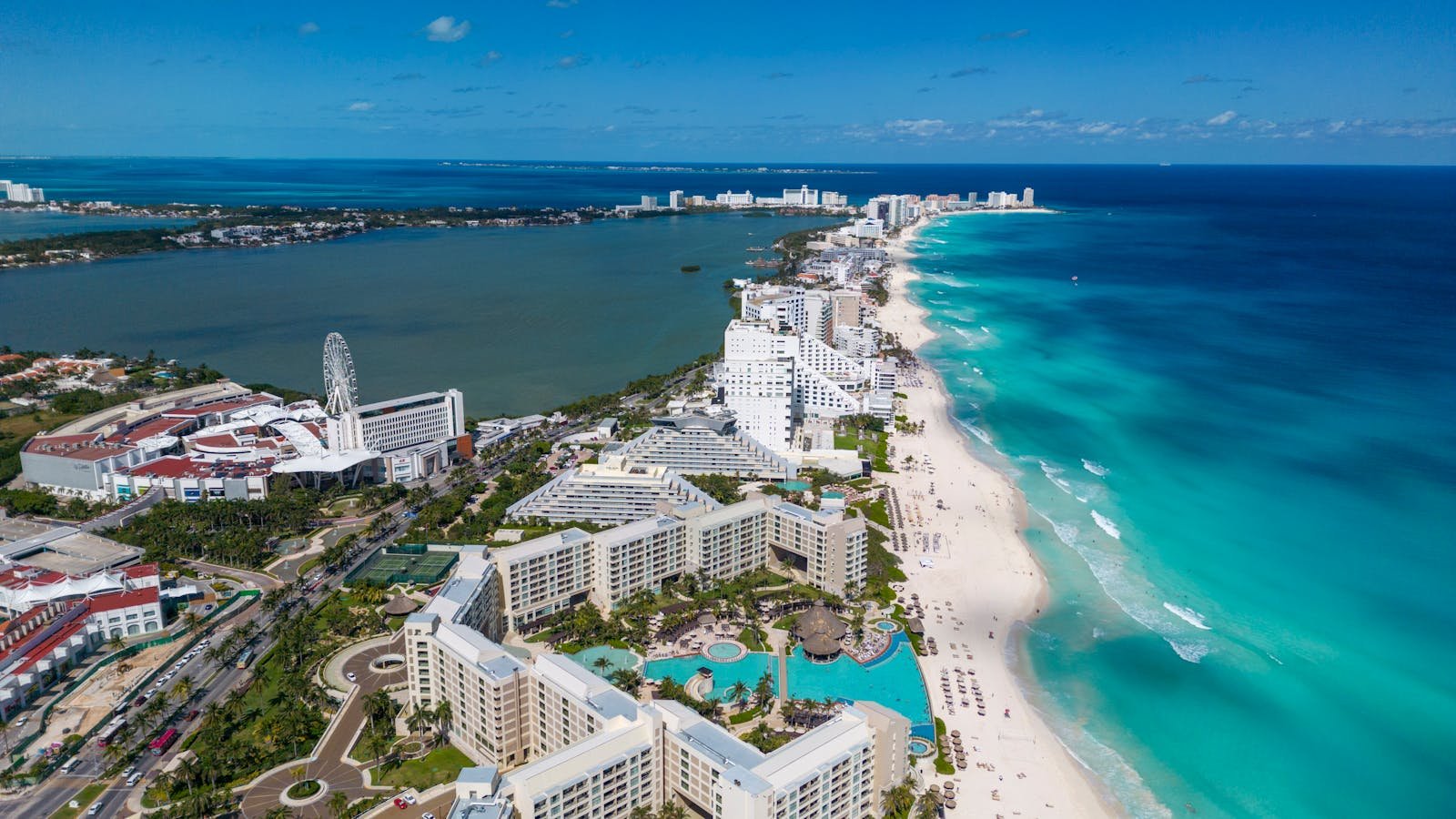 Playa turquesa del Caribe en NYX Hotel Cancún en el corazón de la zona hotelera, donde Pro Art Photographers realiza sesiones de vestido volador