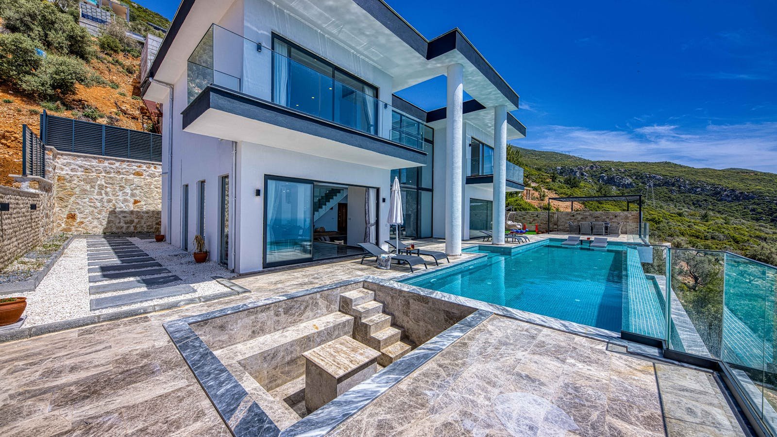 Plage boutique minimaliste du resort Oleo Cancun Playa (KM 19.5, Zone Hôtelière) où Pro Art Photographers réalise des séances de robe volante