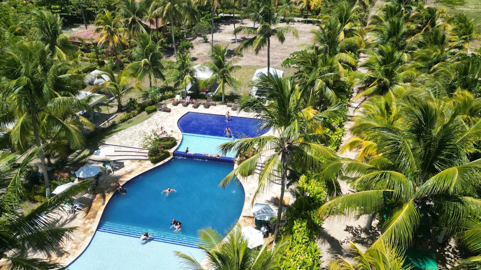 Alberca infinita y playa de arena blanca en The Westin Lagunamar Ocean Resort en la zona hotelera de Cancún, donde Pro Art Photographers realiza sesiones de vestido volador