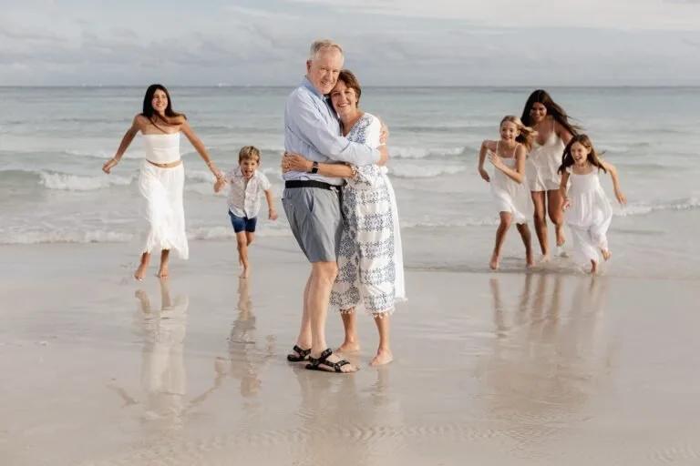 Family photo session on the public beach near Occidental Tucancún in the Cancun hotel zone, captured by Pro Art Photographers