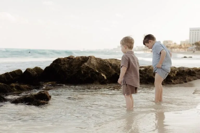 Kids playing on the sand during a family photo session near Krystal Cancún at Punta Cancún, captured by Pro Art Photographers